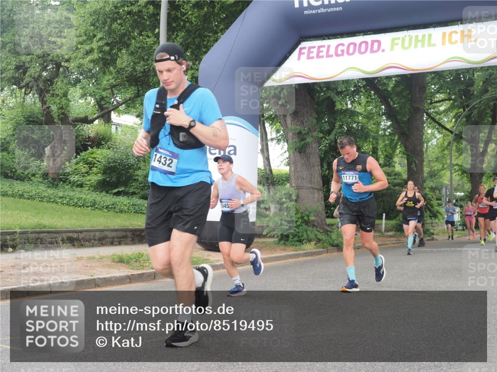 29.06.2025 - hella hamburg halbmarathon KatJ http://msf.ph/oto/8519495 29.06.2025 10:49:16 Zwischen KM18-KM19 1377, 1432, 5763, 7250, 8624 meine-sportfotos.de