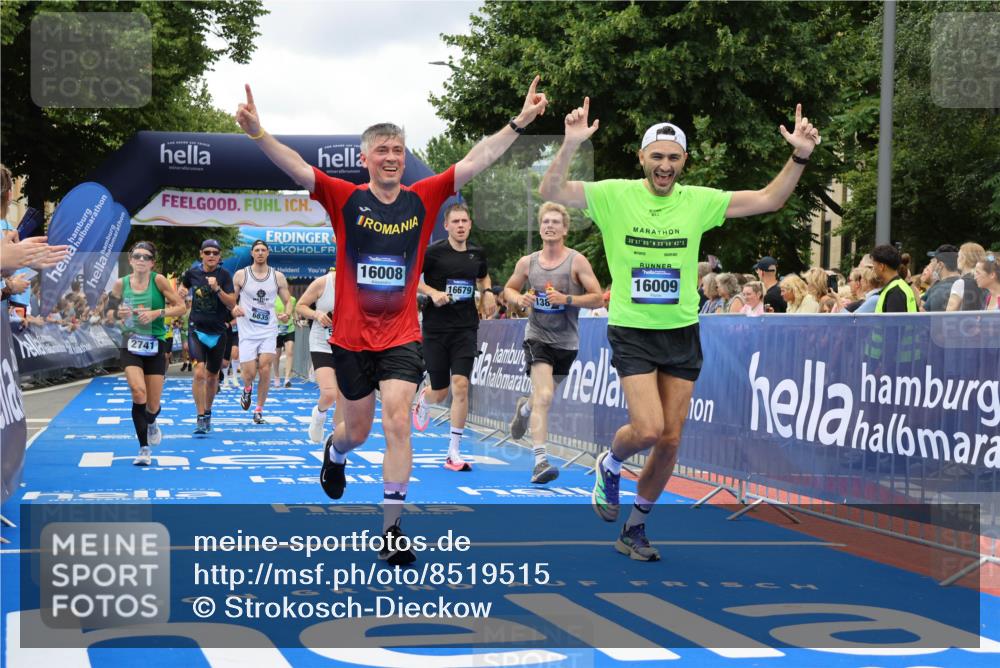 29.06.2025 - hella hamburg halbmarathon Strokosch-Dieckow http://msf.ph/oto/8519515 29.06.2025 10:56:49 Ziel 1955, 2282, 2378, 2741, 2759, 3836, 5418, 6835, 7716, 8825, 8996, 11043, 13816, 14369, 14461, 15097, 15134, 15431, 15712, 16008, 16009, 16043, 16121, 16620, 16679, 17133, 18634 meine-sportfotos.de