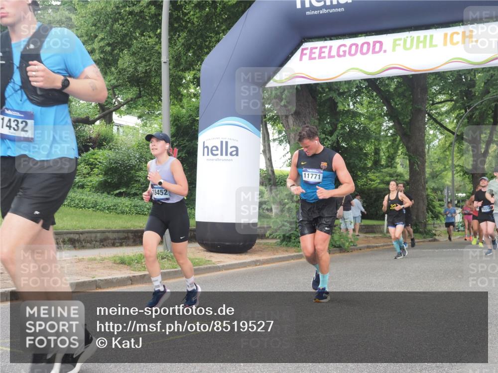 29.06.2025 - hella hamburg halbmarathon KatJ http://msf.ph/oto/8519527 29.06.2025 10:49:16 Zwischen KM18-KM19 1377, 1432, 5763, 7250, 8624 meine-sportfotos.de