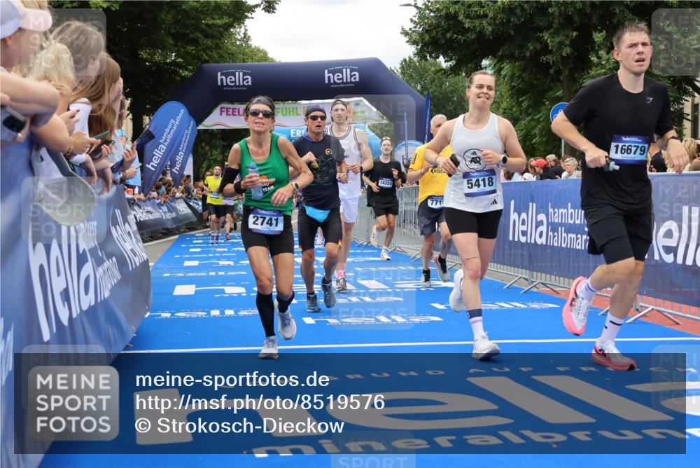 29.06.2025 - hella hamburg halbmarathon Strokosch-Dieckow http://msf.ph/oto/8519576 29.06.2025 10:56:51 Ziel 1955, 2282, 2378, 2741, 2759, 3836, 5033, 5418, 6835, 7716, 8669, 8825, 11043, 11212, 13816, 14461, 14678, 15097, 15431, 16008, 16009, 16620, 16679, 17133 meine-sportfotos.de
