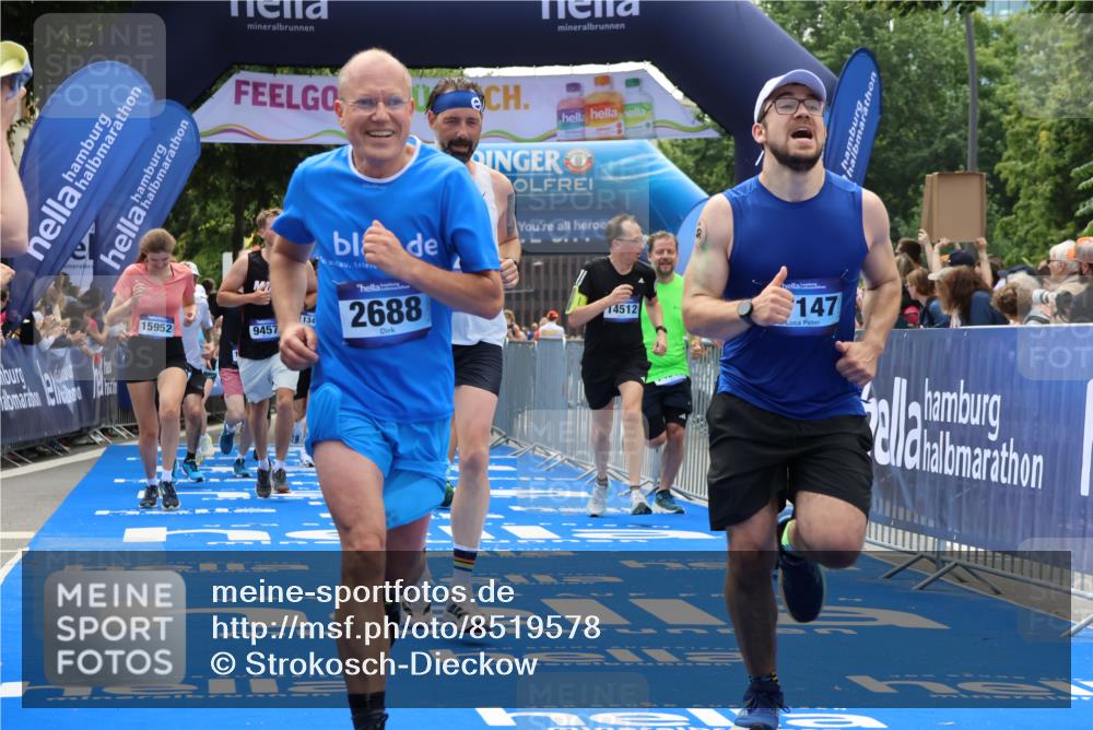 29.06.2025 - hella hamburg halbmarathon Strokosch-Dieckow http://msf.ph/oto/8519578 29.06.2025 11:23:07 Ziel 2634, 2688, 2956, 3125, 3573, 3770, 5939, 6826, 8327, 8724, 9457, 9748, 10701, 13264, 13928, 14054, 14510, 14512, 15952, 16613, 17147, 17386 meine-sportfotos.de