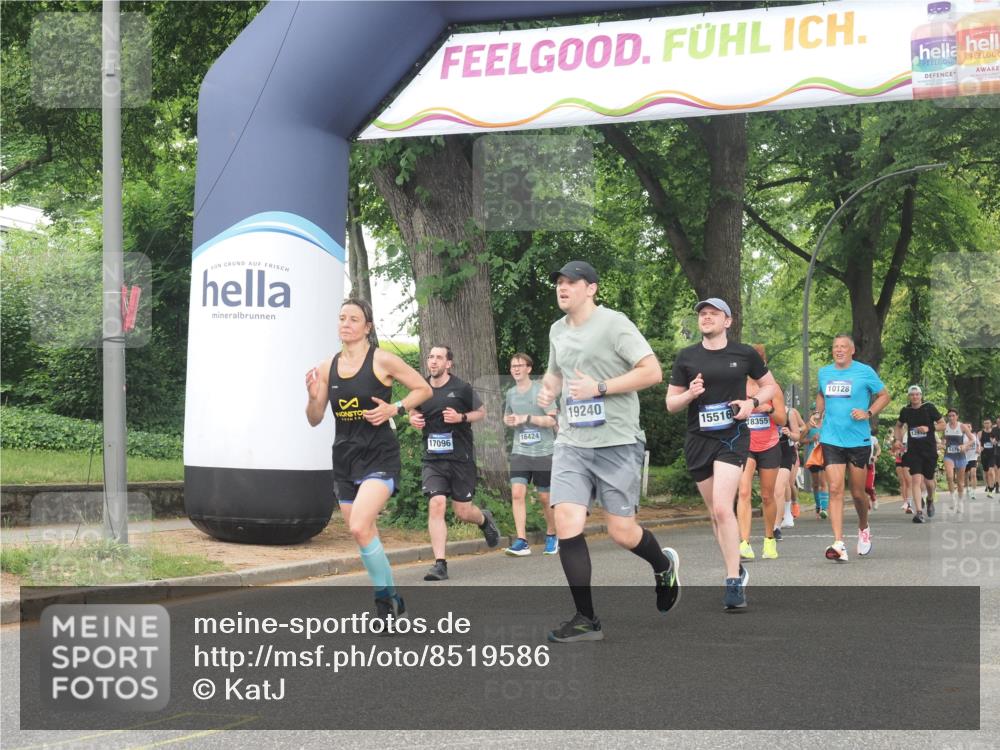 29.06.2025 - hella hamburg halbmarathon KatJ http://msf.ph/oto/8519586 29.06.2025 10:49:18 Zwischen KM18-KM19 1377, 1432, 7250 meine-sportfotos.de