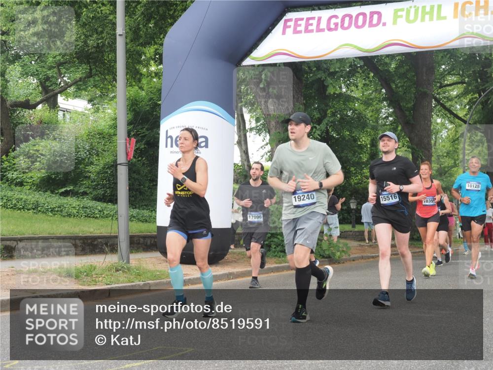 29.06.2025 - hella hamburg halbmarathon KatJ http://msf.ph/oto/8519591 29.06.2025 10:49:19 Zwischen KM18-KM19 1377, 1432, 7250 meine-sportfotos.de