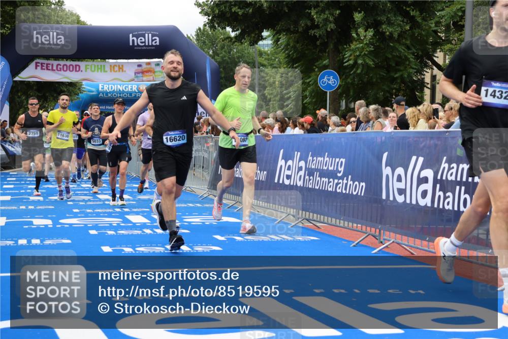 29.06.2025 - hella hamburg halbmarathon Strokosch-Dieckow http://msf.ph/oto/8519595 29.06.2025 10:56:54 Ziel 1485, 1955, 2282, 2378, 2741, 2759, 4299, 5033, 5418, 6835, 7716, 8669, 11043, 11212, 11638, 13816, 14678, 15097, 16008, 16009, 16470, 16620, 16679, 18719, 19091 meine-sportfotos.de