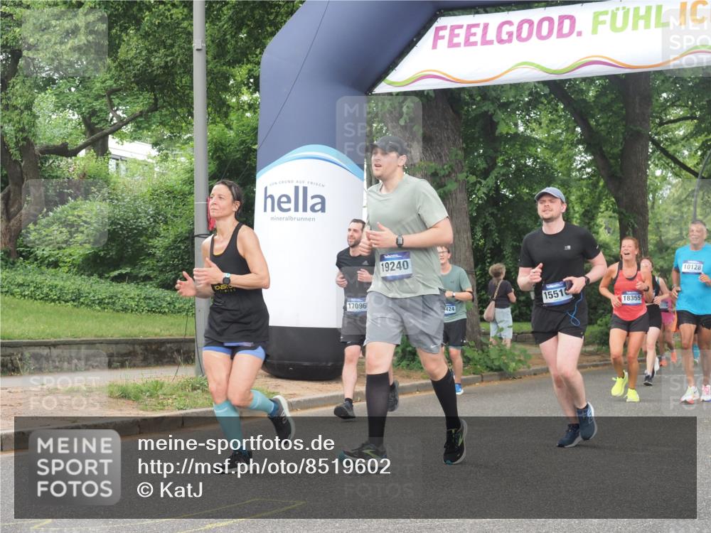 29.06.2025 - hella hamburg halbmarathon KatJ http://msf.ph/oto/8519602 29.06.2025 10:49:19 Zwischen KM18-KM19 1377, 1432, 7250 meine-sportfotos.de
