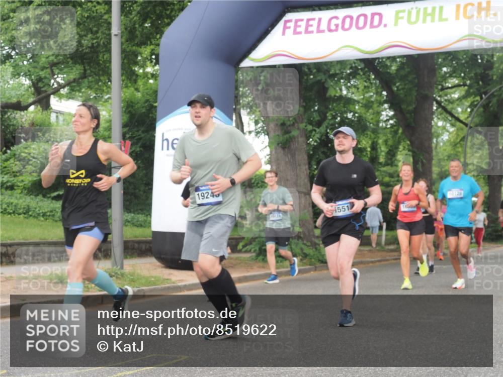 29.06.2025 - hella hamburg halbmarathon KatJ http://msf.ph/oto/8519622 29.06.2025 10:49:19 Zwischen KM18-KM19 1377, 1432, 7250 meine-sportfotos.de