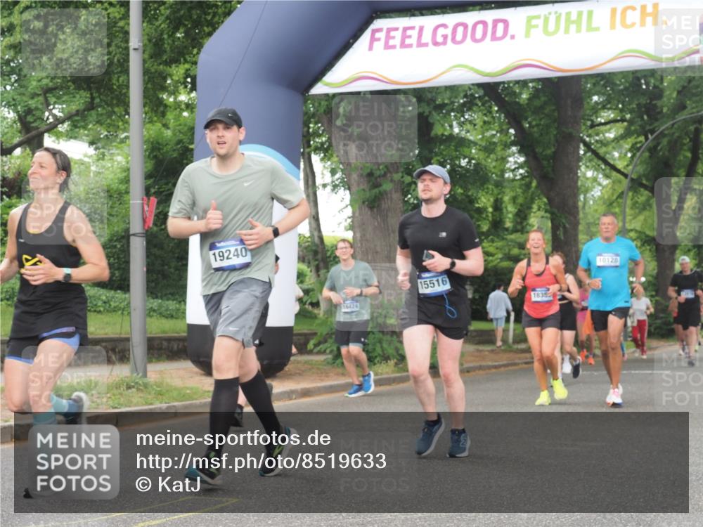 29.06.2025 - hella hamburg halbmarathon KatJ http://msf.ph/oto/8519633 29.06.2025 10:49:19 Zwischen KM18-KM19 1377, 1432, 7250 meine-sportfotos.de