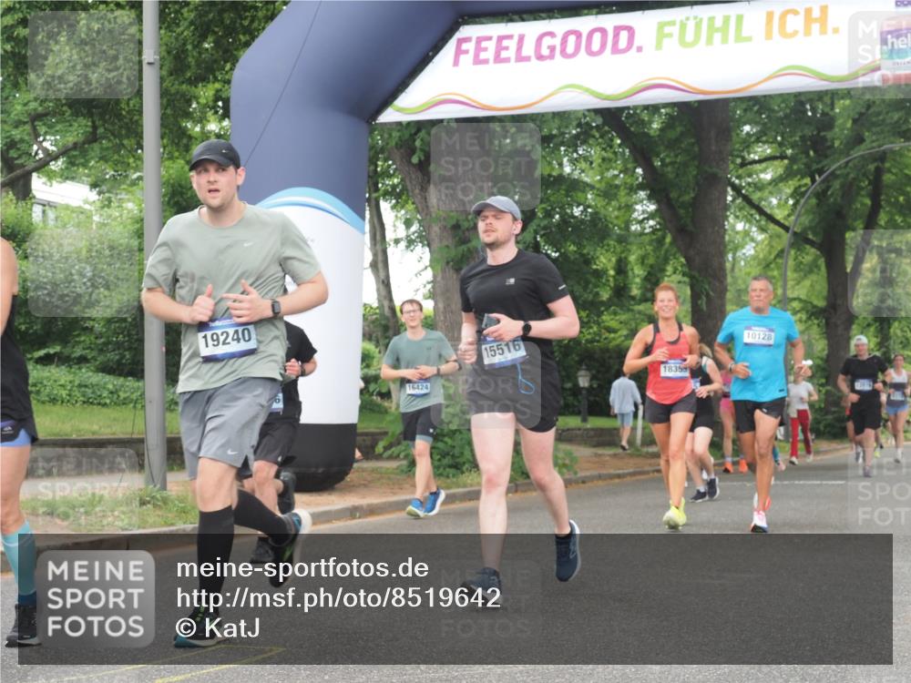 29.06.2025 - hella hamburg halbmarathon KatJ http://msf.ph/oto/8519642 29.06.2025 10:49:19 Zwischen KM18-KM19 1377, 1432, 7250 meine-sportfotos.de