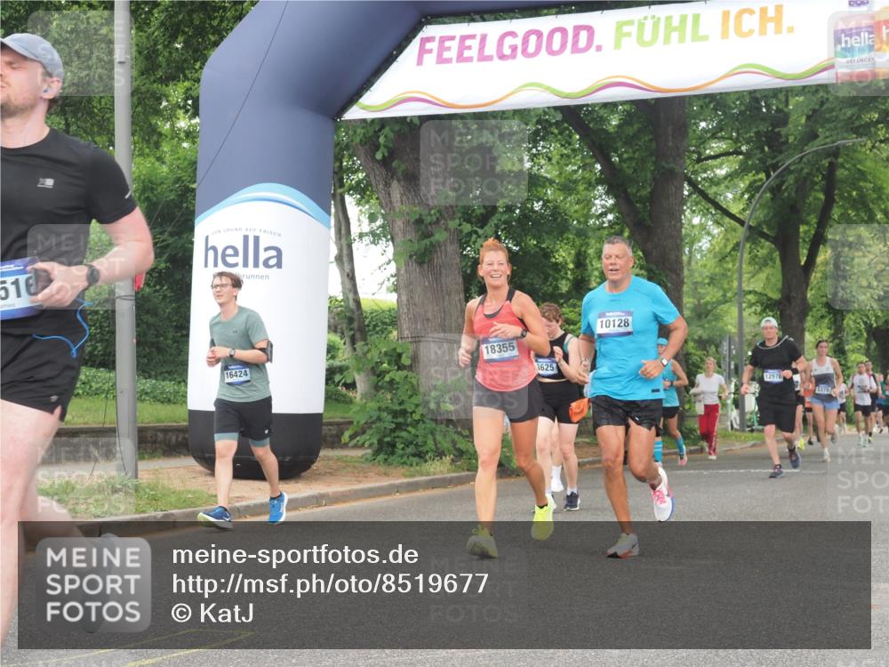 29.06.2025 - hella hamburg halbmarathon KatJ http://msf.ph/oto/8519677 29.06.2025 10:49:21 Zwischen KM18-KM19 1147, 1377, 3625 meine-sportfotos.de