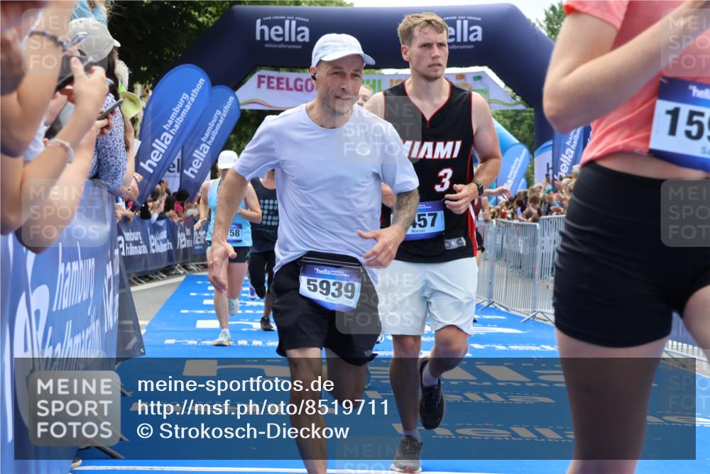 29.06.2025 - hella hamburg halbmarathon Strokosch-Dieckow http://msf.ph/oto/8519711 29.06.2025 11:23:11 Ziel 1158, 1963, 2688, 2956, 3573, 3770, 5939, 6826, 6874, 8327, 9270, 9272, 9457, 9748, 13264, 13472, 13781, 14054, 14421, 14510, 14512, 15569, 15952, 16613, 16638, 17147, 17885, 18962, 19093 meine-sportfotos.de