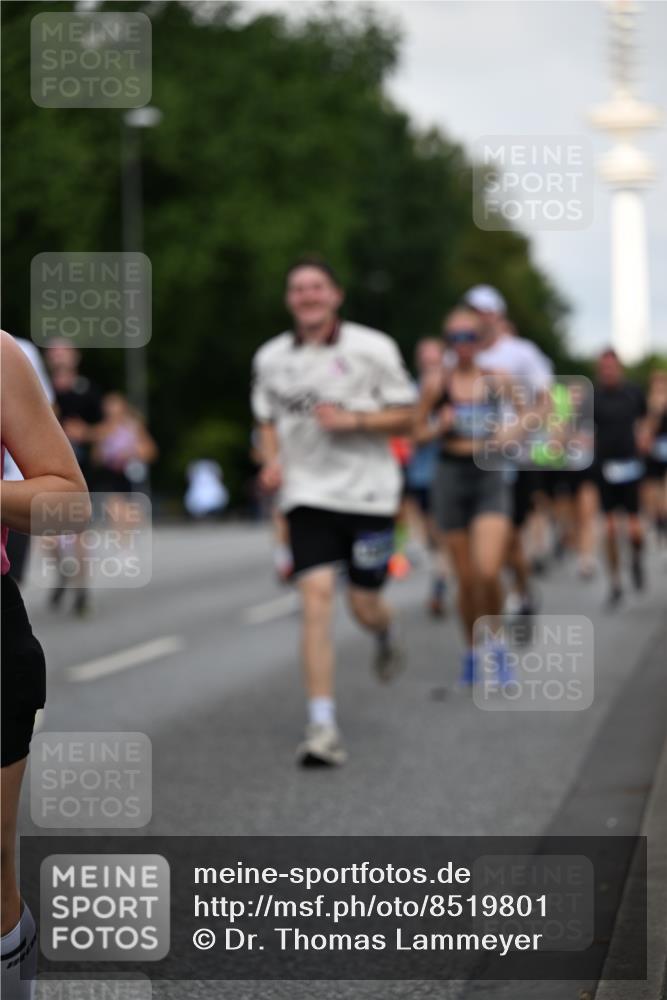 29.06.2025 - hella hamburg halbmarathon Dr. Thomas Lammeyer http://msf.ph/oto/8519801 29.06.2025 10:04:59 Kennedybrücke 1387, 1568, 1611, 1726, 2354, 2363, 3625, 3740, 3983, 4238, 4249, 4708, 5033, 5870, 6147, 6487, 6531, 6591, 6714, 6757, 6835, 7757, 7759, 7761, 8255, 8326, 8478, 8923, 10188, 10271, 10705, 11324 meine-sportfotos.de