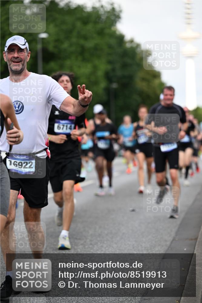 29.06.2025 - hella hamburg halbmarathon Dr. Thomas Lammeyer http://msf.ph/oto/8519913 29.06.2025 10:05:02 Kennedybrücke 1387, 1420, 1568, 1726, 2006, 2354, 2363, 3625, 3740, 3983, 4068, 4238, 4249, 4708, 5033, 5870, 6147, 6487, 6531, 6591, 6714, 6757, 6835, 7757, 7759, 7761, 8255, 8326, 8478, 8691, 8923, 9124, 10188, 10271, 10383, 10705 meine-sportfotos.de