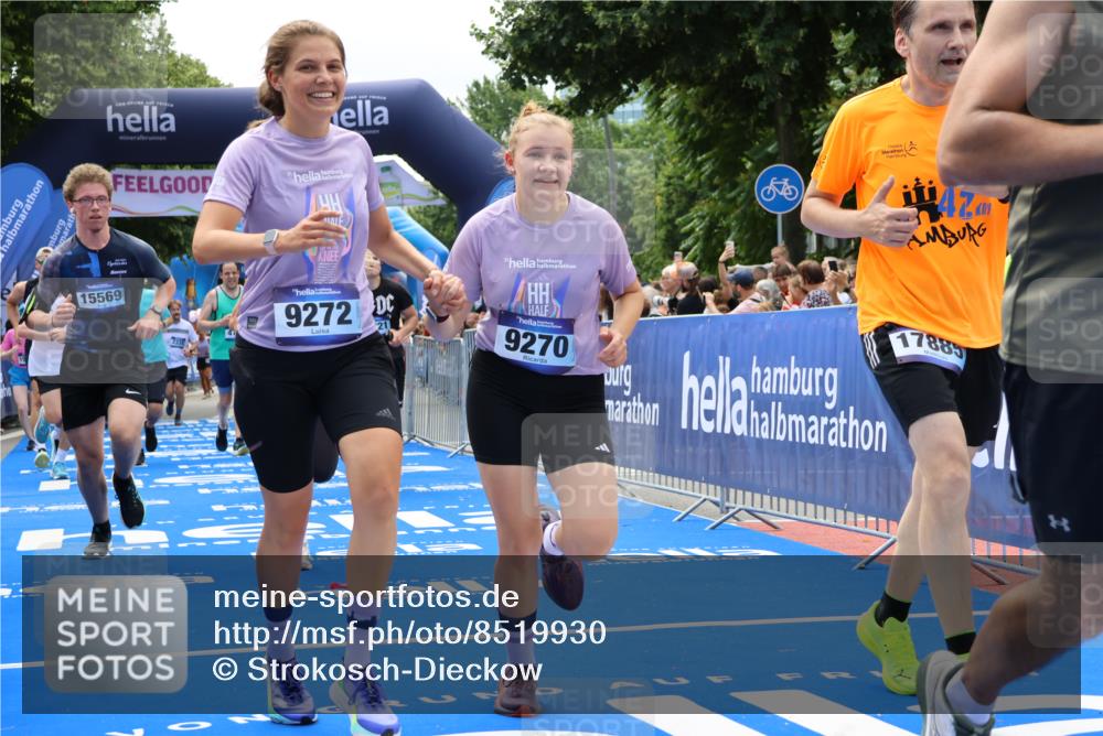 29.06.2025 - hella hamburg halbmarathon Strokosch-Dieckow http://msf.ph/oto/8519930 29.06.2025 11:23:16 Ziel 1158, 1401, 1963, 2956, 3573, 3770, 4786, 5251, 5939, 6102, 6874, 8511, 9270, 9272, 9457, 9748, 13264, 13472, 13781, 14421, 14503, 15569, 15952, 16638, 17556, 17885, 18962, 19093 meine-sportfotos.de