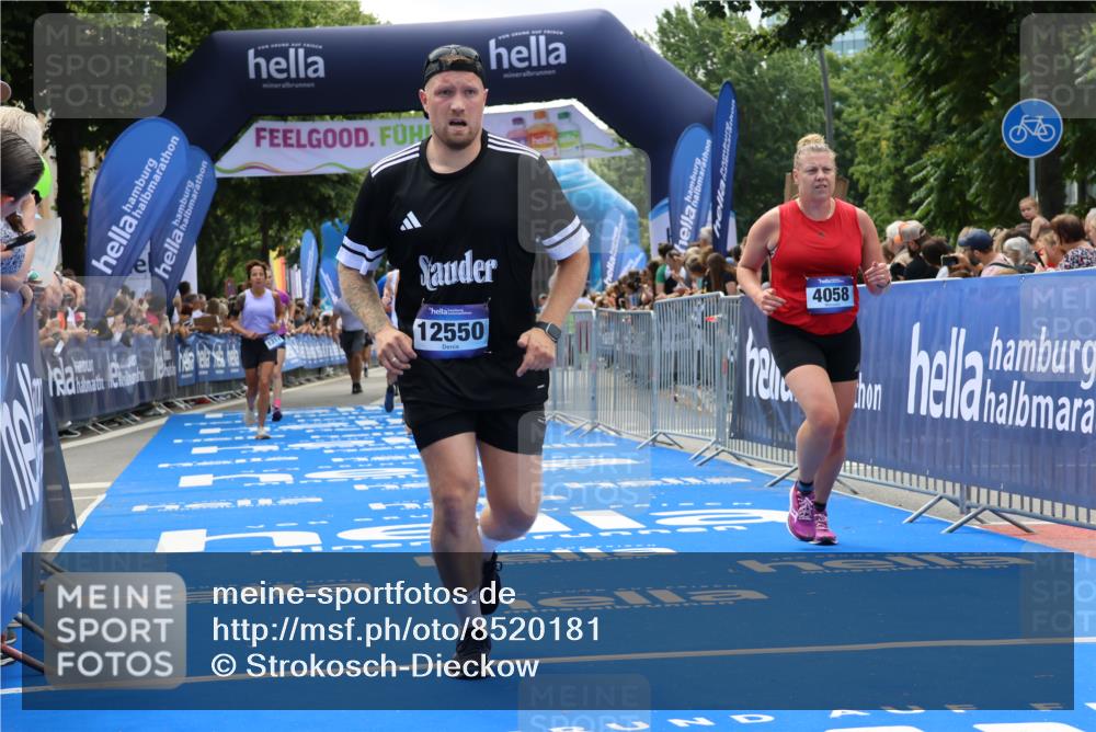 29.06.2025 - hella hamburg halbmarathon Strokosch-Dieckow http://msf.ph/oto/8520181 29.06.2025 11:23:25 Ziel 1401, 1963, 2335, 2901, 4786, 5251, 6102, 8511, 9855, 11596, 12550, 14503, 15657, 17556 meine-sportfotos.de