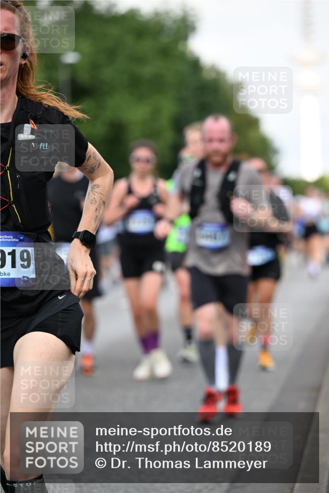29.06.2025 - hella hamburg halbmarathon Dr. Thomas Lammeyer http://msf.ph/oto/8520189 29.06.2025 10:05:08 Kennedybrücke 1387, 1420, 1726, 2006, 2354, 2363, 2936, 3625, 3740, 3983, 4068, 4238, 4249, 4319, 4708, 5870, 6147, 6487, 6531, 6591, 6714, 6757, 6835, 6924, 7757, 7759, 7761, 8046, 8255, 8326, 8478, 8691, 8923, 9124, 9932, 10271, 10383, 10705 meine-sportfotos.de