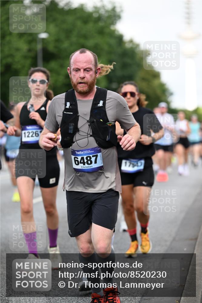 29.06.2025 - hella hamburg halbmarathon Dr. Thomas Lammeyer http://msf.ph/oto/8520230 29.06.2025 10:05:09 Kennedybrücke 1387, 1420, 1726, 2006, 2354, 2363, 2936, 3625, 3740, 3983, 4068, 4238, 4249, 4319, 4708, 5870, 6147, 6487, 6531, 6591, 6714, 6757, 6835, 6924, 7757, 7759, 7761, 8046, 8255, 8326, 8478, 8691, 8923, 9124, 9932, 10383, 10705 meine-sportfotos.de