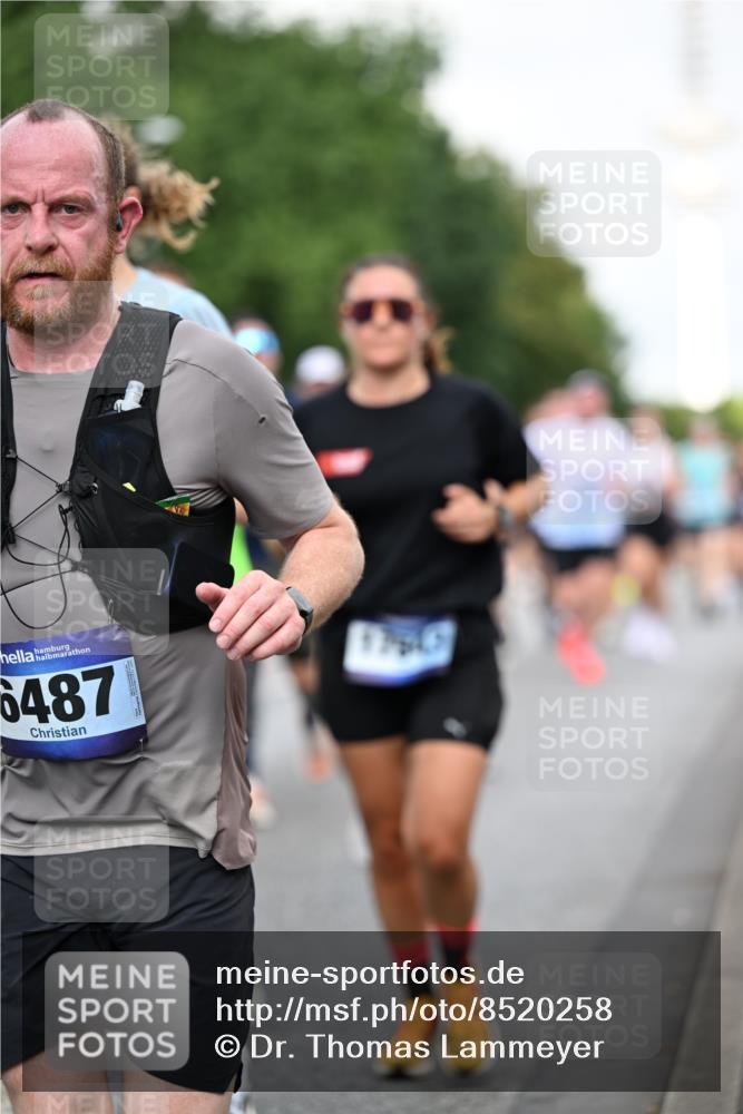 29.06.2025 - hella hamburg halbmarathon Dr. Thomas Lammeyer http://msf.ph/oto/8520258 29.06.2025 10:05:10 Kennedybrücke 1387, 1420, 1526, 1726, 2006, 2354, 2363, 2936, 3625, 3740, 4068, 4238, 4249, 4319, 4370, 4708, 5870, 6147, 6487, 6531, 6591, 6714, 6757, 6835, 6924, 7658, 7757, 7759, 7761, 8046, 8255, 8326, 8478, 8691, 8923, 9124, 9932, 10383, 10705 meine-sportfotos.de