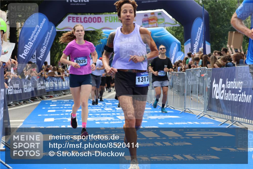 29.06.2025 - hella hamburg halbmarathon Strokosch-Dieckow http://msf.ph/oto/8520414 29.06.2025 11:23:31 Ziel 1718, 2335, 2901, 4395, 8025, 9855, 11596, 12550, 13174, 15657, 15955, 16791, 17335, 17559 meine-sportfotos.de