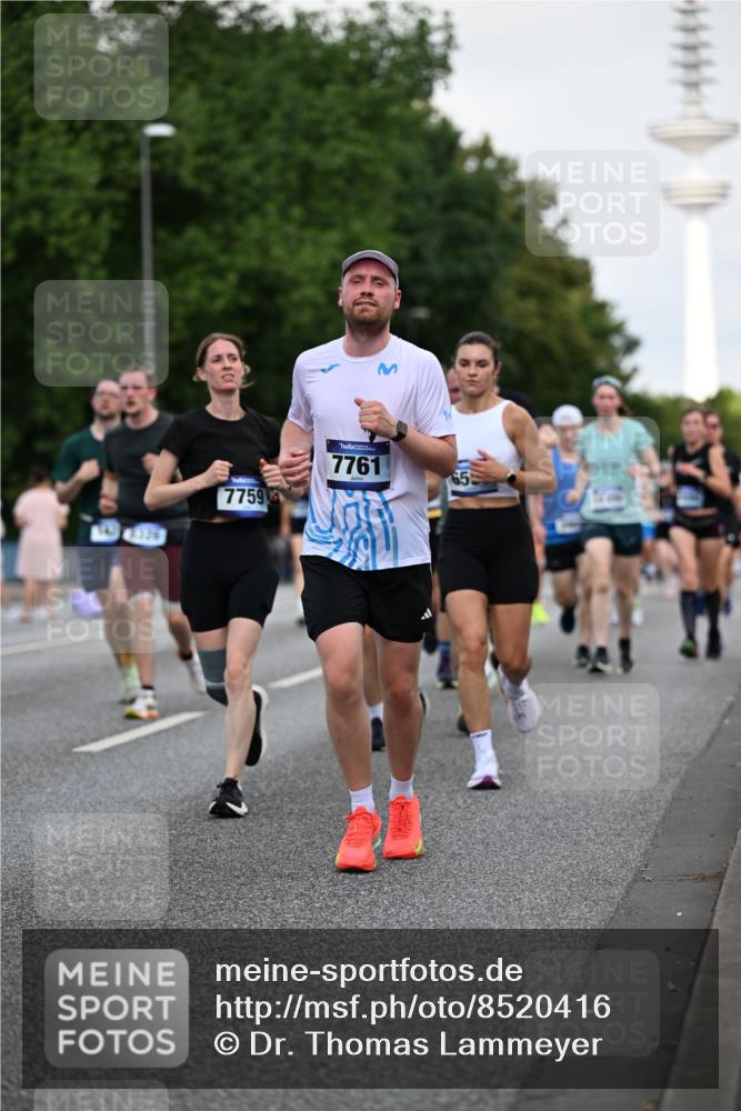 29.06.2025 - hella hamburg halbmarathon Dr. Thomas Lammeyer http://msf.ph/oto/8520416 29.06.2025 10:05:14 Kennedybrücke 1387, 1420, 1526, 1726, 2006, 2091, 2354, 2363, 2490, 2936, 3425, 3625, 3740, 4068, 4238, 4249, 4319, 4370, 4708, 5870, 6087, 6147, 6487, 6531, 6591, 6714, 6835, 6924, 7287, 7658, 7757, 7759, 7761, 8046, 8326, 8691, 8923, 9124, 9932, 10383, 10576, 10705 meine-sportfotos.de