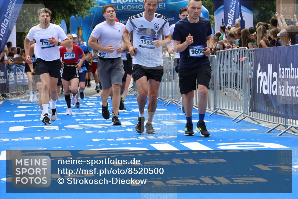 29.06.2025 - hella hamburg halbmarathon Strokosch-Dieckow http://msf.ph/oto/8520500 29.06.2025 11:23:34 Ziel 1072, 1718, 1755, 2901, 4395, 6939, 7169, 8025, 9301, 9658, 9823, 9855, 11596, 12550, 13174, 15955, 16791, 17335, 17559 meine-sportfotos.de
