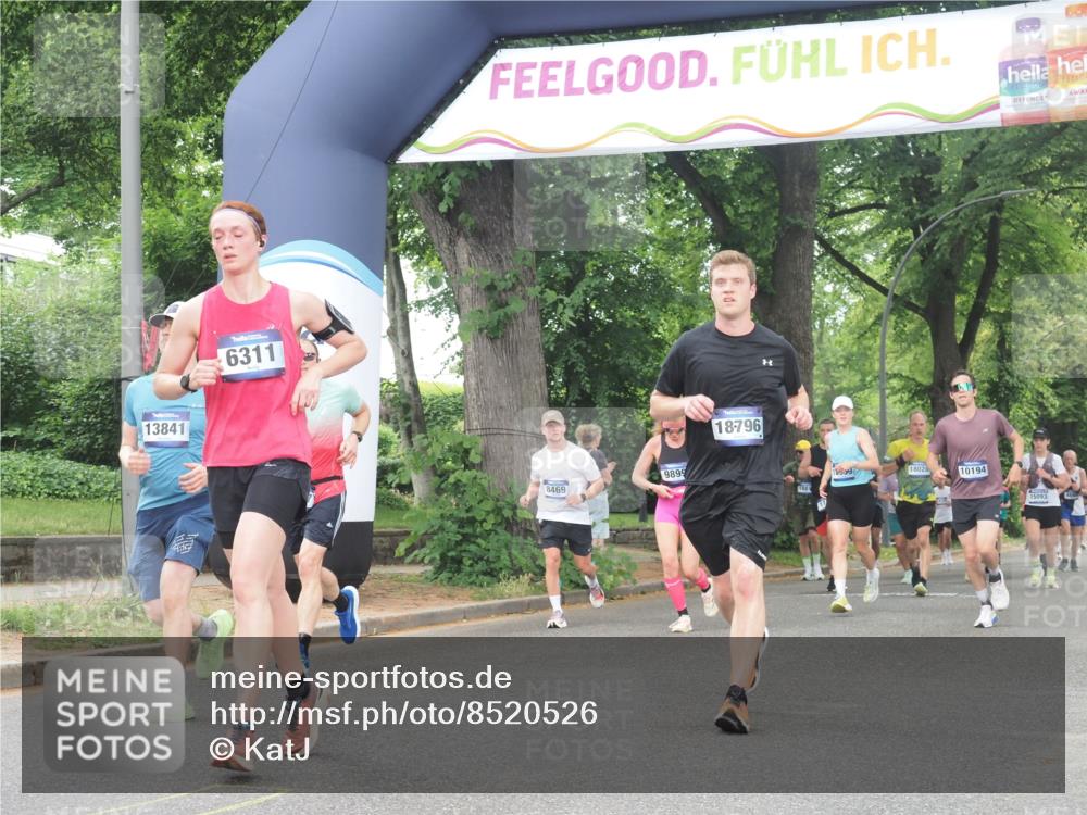 29.06.2025 - hella hamburg halbmarathon KatJ http://msf.ph/oto/8520526 29.06.2025 10:49:42 Zwischen KM18-KM19 1114, 1940, 4859, 6311 meine-sportfotos.de