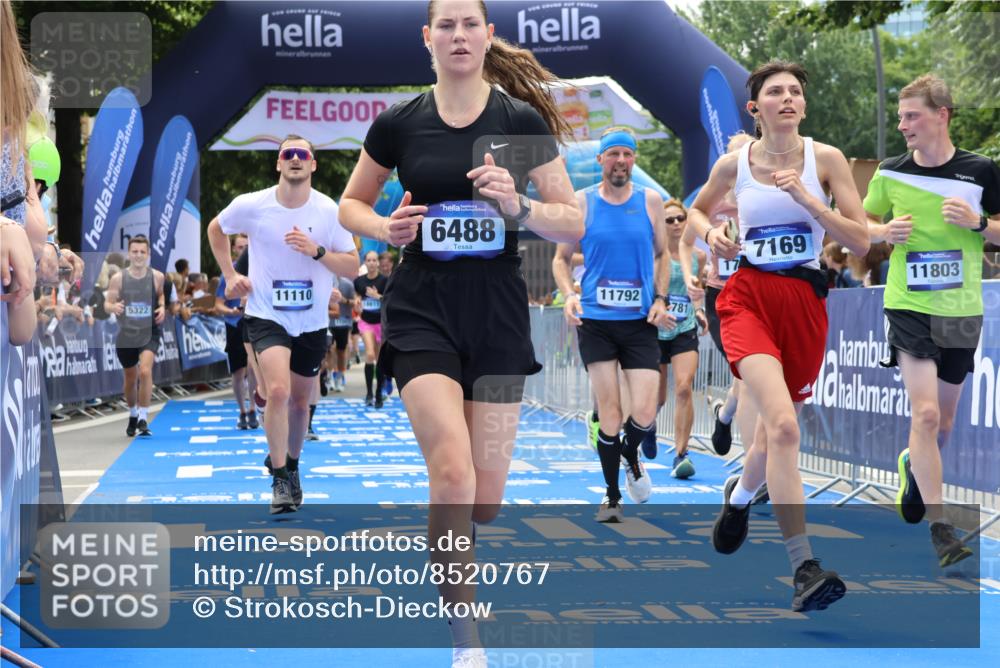 29.06.2025 - hella hamburg halbmarathon Strokosch-Dieckow http://msf.ph/oto/8520767 29.06.2025 11:23:41 Ziel 1072, 1718, 1755, 2441, 2781, 4395, 5171, 5322, 6488, 6939, 7169, 8025, 8085, 9301, 9658, 9823, 10613, 11110, 11424, 11792, 11803, 15324, 15802, 15955, 16601, 16791, 17335, 17559, 18611 meine-sportfotos.de