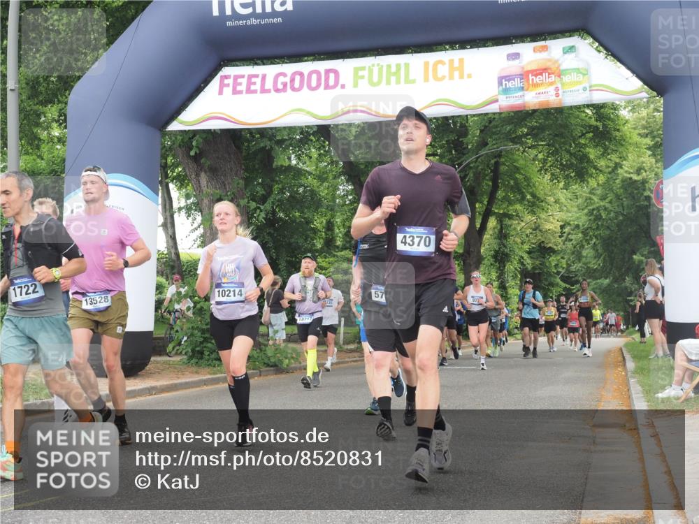 29.06.2025 - hella hamburg halbmarathon KatJ http://msf.ph/oto/8520831 29.06.2025 10:49:49 Zwischen KM18-KM19 1126, 1722, 1724, 1881, 4370, 4665, 5734, 8469 meine-sportfotos.de