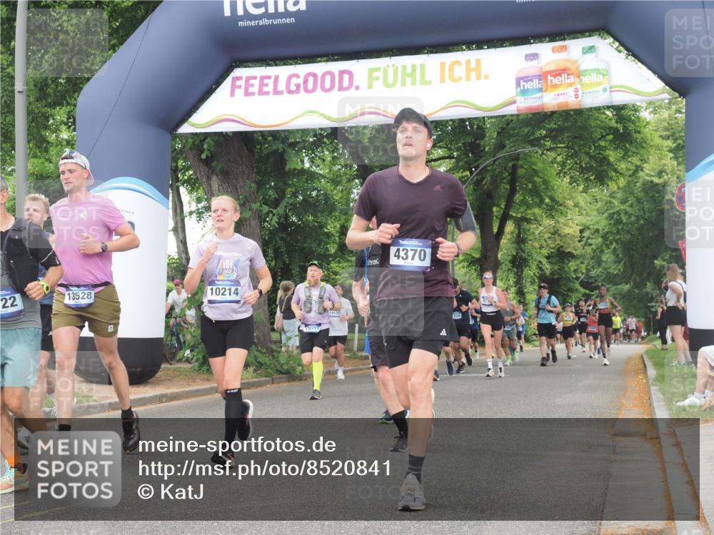 29.06.2025 - hella hamburg halbmarathon KatJ http://msf.ph/oto/8520841 29.06.2025 10:49:49 Zwischen KM18-KM19 1126, 1722, 1724, 1881, 4370, 4665, 5734, 8469 meine-sportfotos.de
