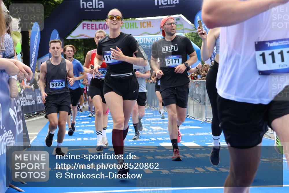 29.06.2025 - hella hamburg halbmarathon Strokosch-Dieckow http://msf.ph/oto/8520862 29.06.2025 11:23:44 Ziel 1072, 1755, 2441, 2478, 2781, 4395, 5171, 5322, 6488, 6939, 7169, 8085, 9301, 9658, 9823, 9964, 10162, 10613, 11110, 11424, 11792, 11803, 14821, 15324, 15802, 15955, 16601, 16791, 17341, 17559, 18246, 18611 meine-sportfotos.de