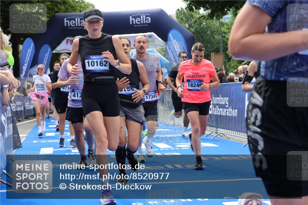 29.06.2025 - hella hamburg halbmarathon Strokosch-Dieckow http://msf.ph/oto/8520977 29.06.2025 11:23:50 Ziel 2478, 2781, 4123, 5063, 5079, 5171, 5322, 5395, 5412, 6303, 7978, 8085, 9150, 9556, 9714, 9734, 9964, 10148, 10162, 10613, 11110, 11424, 14821, 15324, 15802, 16511, 16601, 16604, 16707, 17341, 17987, 18246, 18362, 18611 meine-sportfotos.de