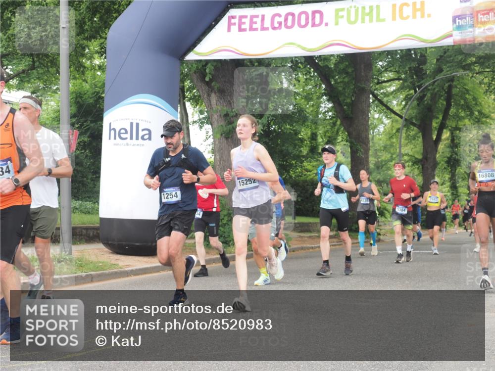 29.06.2025 - hella hamburg halbmarathon KatJ http://msf.ph/oto/8520983 29.06.2025 10:49:54 Zwischen KM18-KM19 1254, 1334, 1573, 1722, 1881, 3001, 3921, 4370, 4665, 5384, 5734 meine-sportfotos.de
