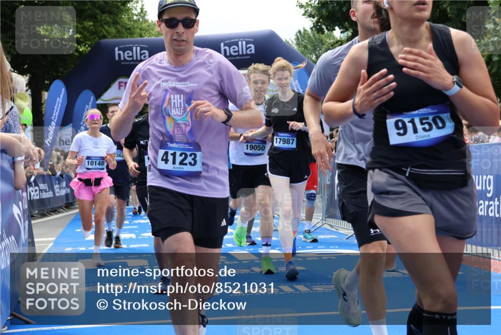 29.06.2025 - hella hamburg halbmarathon Strokosch-Dieckow http://msf.ph/oto/8521031 29.06.2025 11:23:51 Ziel 2478, 2781, 4123, 5063, 5079, 5171, 5322, 5395, 5412, 6303, 7978, 8085, 8778, 9150, 9556, 9714, 9734, 9964, 10148, 10162, 10613, 11424, 14821, 15324, 15802, 16511, 16601, 16604, 16707, 17341, 17987, 18246, 18362, 18611 meine-sportfotos.de
