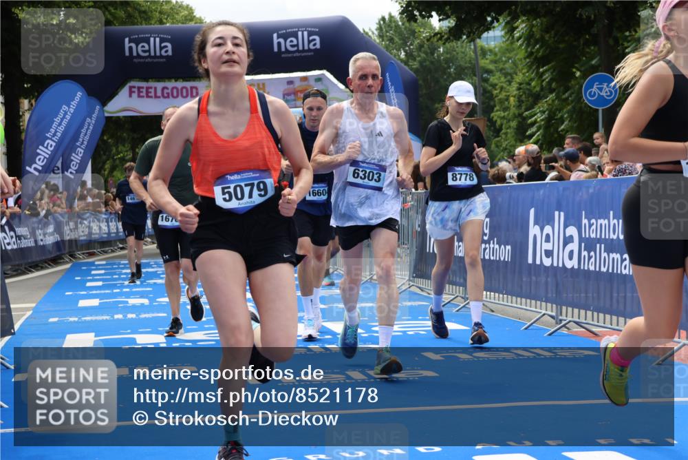 29.06.2025 - hella hamburg halbmarathon Strokosch-Dieckow http://msf.ph/oto/8521178 29.06.2025 11:23:55 Ziel 2351, 2478, 4123, 5063, 5079, 5395, 5412, 6303, 7978, 8085, 8778, 9150, 9556, 9714, 9734, 9964, 10148, 10162, 14821, 15324, 16511, 16604, 16707, 17341, 17987, 18246, 18362, 18611 meine-sportfotos.de