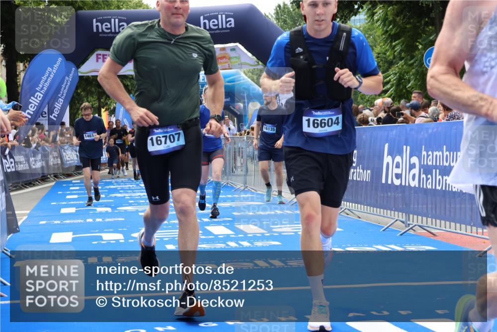 29.06.2025 - hella hamburg halbmarathon Strokosch-Dieckow http://msf.ph/oto/8521253 29.06.2025 11:23:57 Ziel 2351, 2478, 4123, 5063, 5079, 5395, 5412, 6303, 7978, 8778, 9150, 9556, 9714, 9734, 10148, 14615, 14821, 16135, 16511, 16604, 16707, 17341, 17987, 18246, 18362 meine-sportfotos.de
