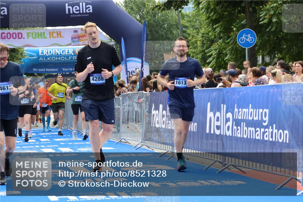 29.06.2025 - hella hamburg halbmarathon Strokosch-Dieckow http://msf.ph/oto/8521328 29.06.2025 11:24:00 Ziel 1349, 2351, 2529, 4288, 5063, 5079, 5395, 5412, 6303, 8778, 9556, 9714, 9734, 10148, 14615, 15343, 16135, 16511, 16604, 16707, 18046, 18362 meine-sportfotos.de