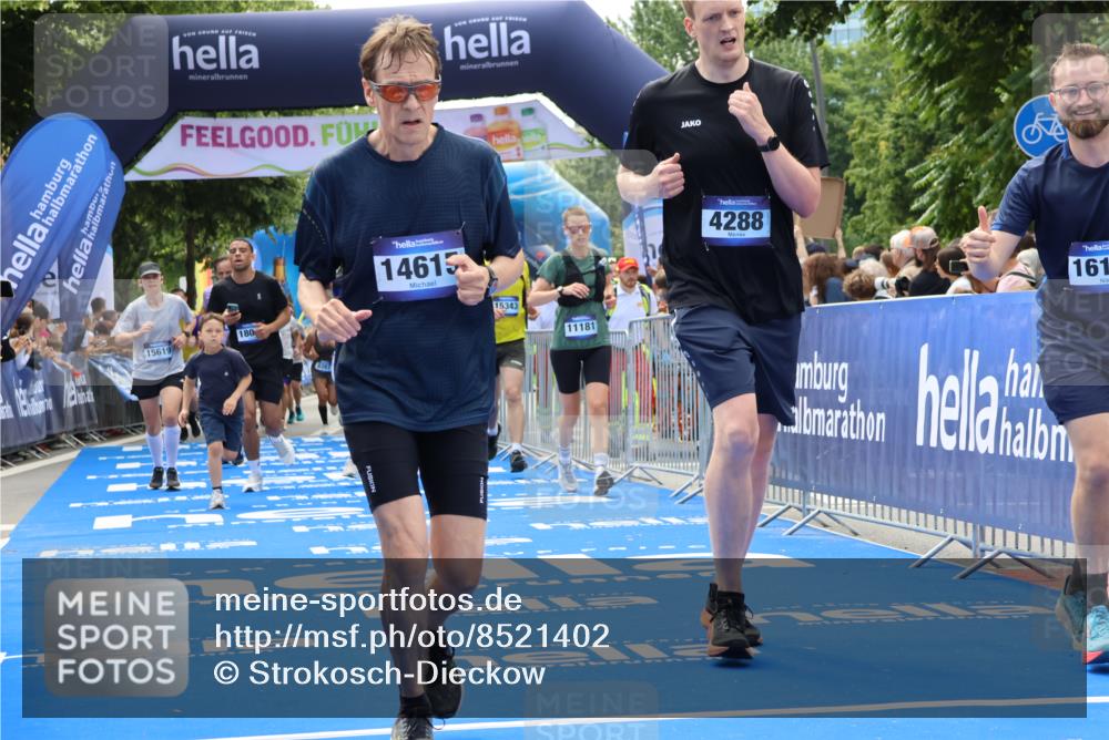 29.06.2025 - hella hamburg halbmarathon Strokosch-Dieckow http://msf.ph/oto/8521402 29.06.2025 11:24:01 Ziel 1349, 2351, 2529, 4288, 4979, 5063, 5079, 5395, 5493, 6303, 8778, 9556, 9714, 9734, 14615, 15343, 15619, 16135, 16511, 16604, 16707, 18046 meine-sportfotos.de