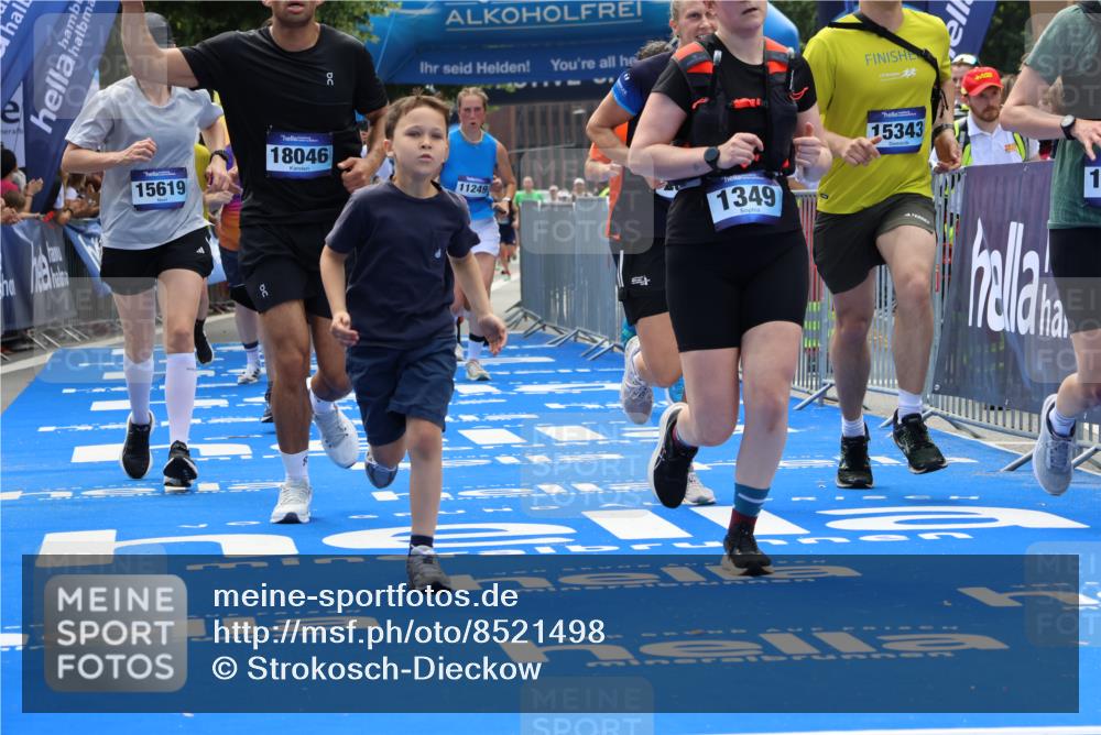 29.06.2025 - hella hamburg halbmarathon Strokosch-Dieckow http://msf.ph/oto/8521498 29.06.2025 11:24:03 Ziel 1349, 2351, 2529, 4288, 4979, 5493, 6303, 8778, 11249, 14615, 15343, 15619, 16135, 16511, 16604, 16707, 18046 meine-sportfotos.de