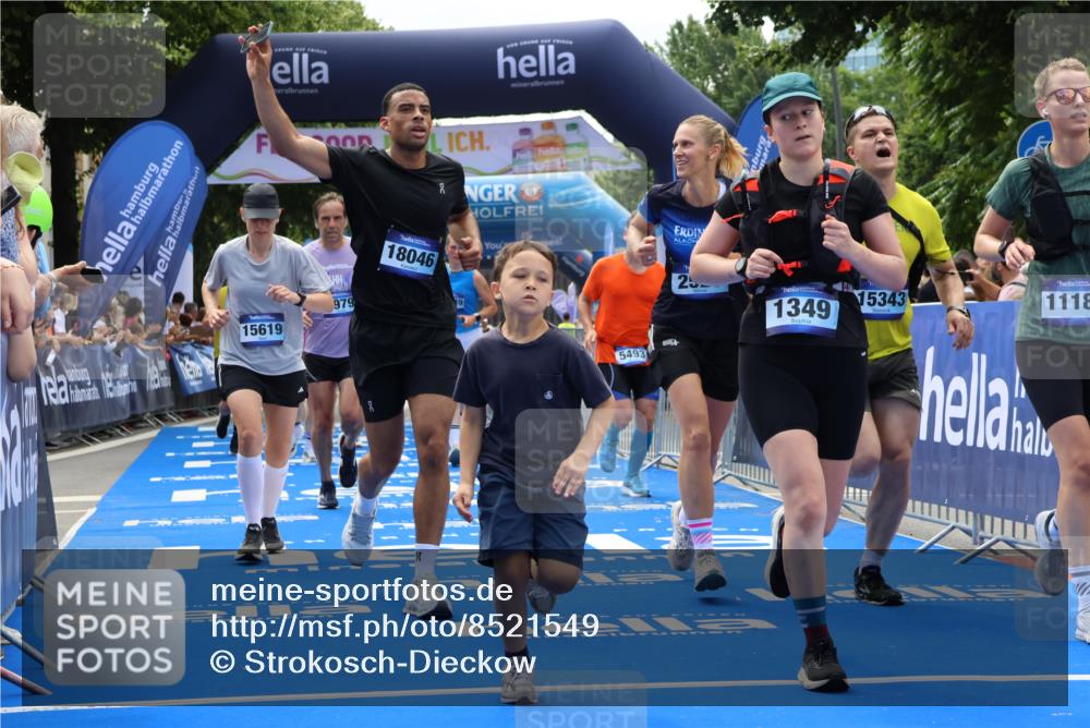 29.06.2025 - hella hamburg halbmarathon Strokosch-Dieckow http://msf.ph/oto/8521549 29.06.2025 11:24:04 Ziel 1110, 1349, 2351, 2529, 4288, 4979, 5493, 6303, 8778, 11249, 14615, 15266, 15343, 15619, 15767, 16135, 16604, 18046 meine-sportfotos.de