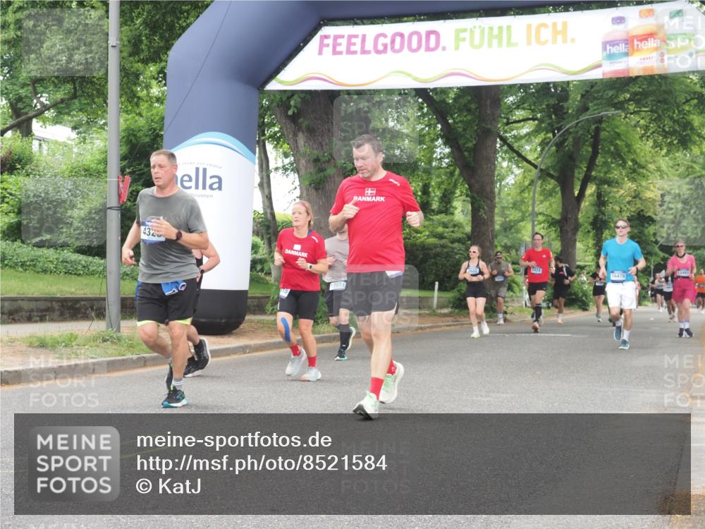 29.06.2025 - hella hamburg halbmarathon KatJ http://msf.ph/oto/8521584 29.06.2025 10:50:11 Zwischen KM18-KM19 4328, 7243 meine-sportfotos.de