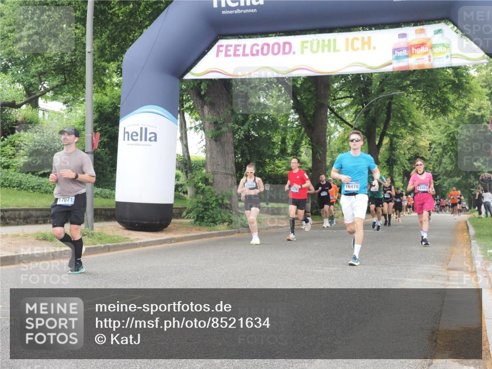 29.06.2025 - hella hamburg halbmarathon KatJ http://msf.ph/oto/8521634 29.06.2025 10:50:13 Zwischen KM18-KM19 2424, 2685, 4328 meine-sportfotos.de