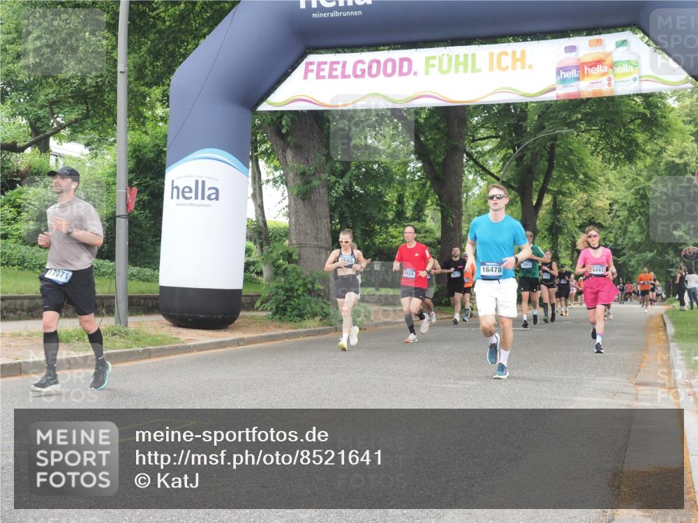 29.06.2025 - hella hamburg halbmarathon KatJ http://msf.ph/oto/8521641 29.06.2025 10:50:13 Zwischen KM18-KM19 2424, 2685, 4328 meine-sportfotos.de