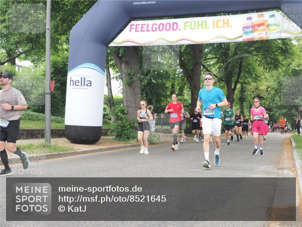 29.06.2025 - hella hamburg halbmarathon KatJ http://msf.ph/oto/8521645 29.06.2025 10:50:13 Zwischen KM18-KM19 2424, 2685, 4328 meine-sportfotos.de