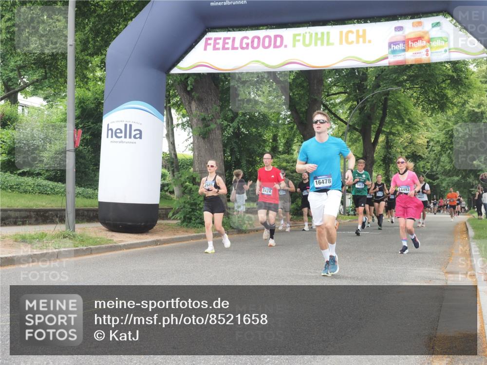 29.06.2025 - hella hamburg halbmarathon KatJ http://msf.ph/oto/8521658 29.06.2025 10:50:13 Zwischen KM18-KM19 2424, 2685, 4328 meine-sportfotos.de