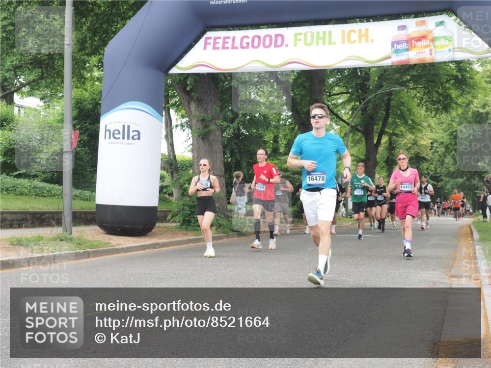 29.06.2025 - hella hamburg halbmarathon KatJ http://msf.ph/oto/8521664 29.06.2025 10:50:13 Zwischen KM18-KM19 2424, 2685, 4328 meine-sportfotos.de