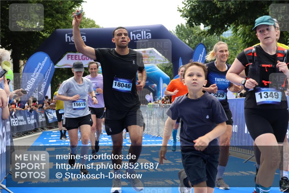 29.06.2025 - hella hamburg halbmarathon Strokosch-Dieckow http://msf.ph/oto/8521687 29.06.2025 11:24:05 Ziel 1110, 1349, 2351, 2529, 3464, 4288, 4979, 5493, 8387, 8778, 11249, 14615, 15266, 15343, 15619, 15767, 16135, 18046 meine-sportfotos.de
