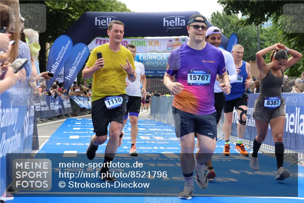 29.06.2025 - hella hamburg halbmarathon Strokosch-Dieckow http://msf.ph/oto/8521796 29.06.2025 11:24:10 Ziel 1110, 1349, 2529, 3464, 3466, 4288, 4979, 5493, 8387, 9988, 11249, 13829, 14615, 15266, 15343, 15619, 15767, 16135, 18046, 18685 meine-sportfotos.de