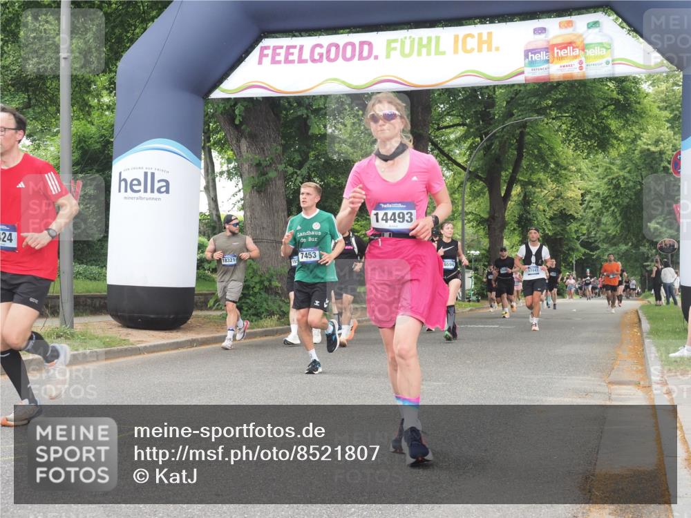29.06.2025 - hella hamburg halbmarathon KatJ http://msf.ph/oto/8521807 29.06.2025 10:50:16 Zwischen KM18-KM19 2424, 2685, 4328, 7290, 7453 meine-sportfotos.de