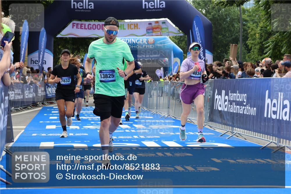 29.06.2025 - hella hamburg halbmarathon Strokosch-Dieckow http://msf.ph/oto/8521883 29.06.2025 11:24:21 Ziel 1419, 2140, 3929, 4834, 7832, 9722, 9988, 10041, 10065, 13810, 13825, 13829, 15445, 16714, 17490, 19052 meine-sportfotos.de