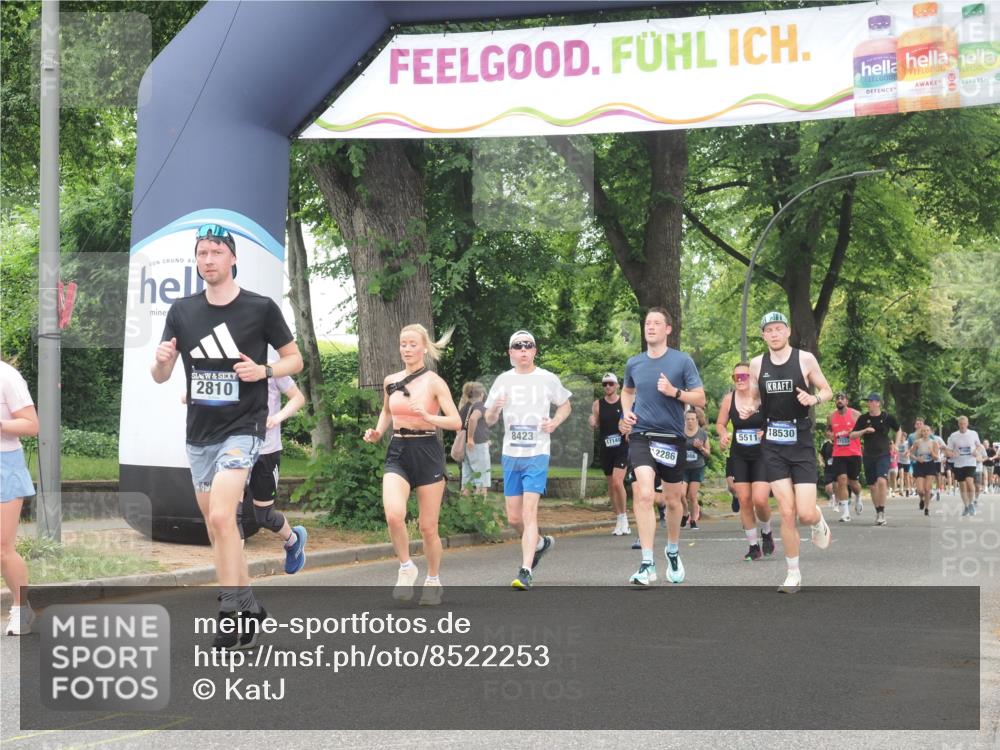29.06.2025 - hella hamburg halbmarathon KatJ http://msf.ph/oto/8522253 29.06.2025 10:50:37 Zwischen KM18-KM19 2810, 3199, 3663, 8423 meine-sportfotos.de