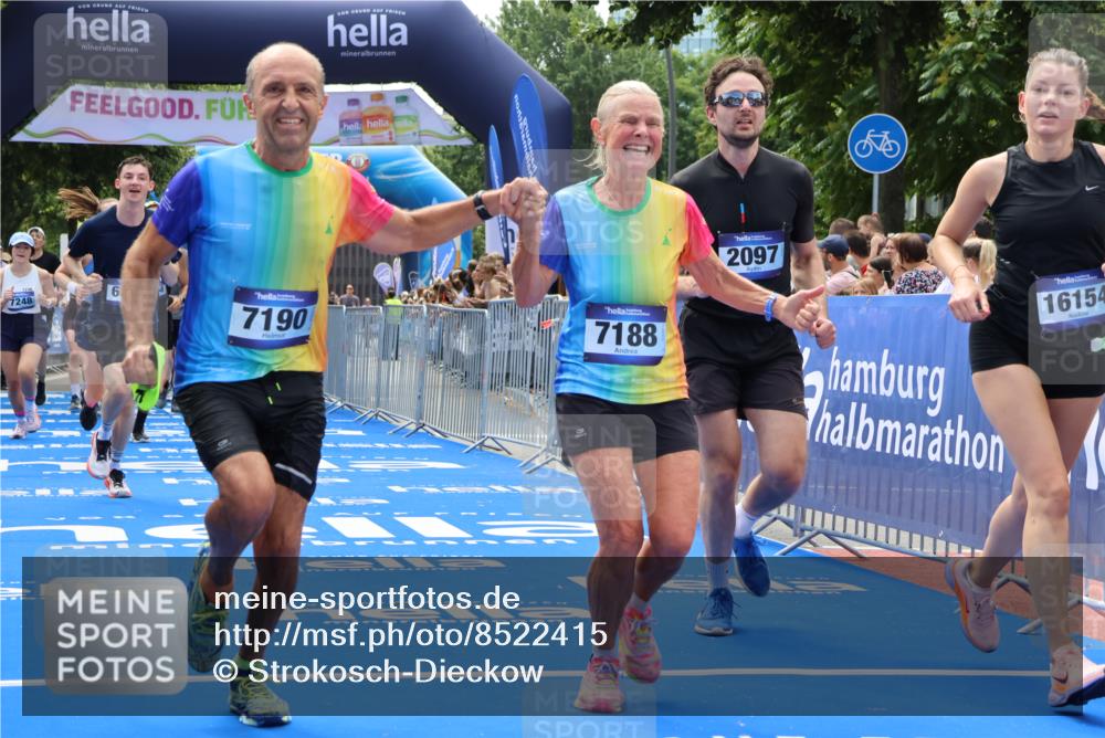 29.06.2025 - hella hamburg halbmarathon Strokosch-Dieckow http://msf.ph/oto/8522415 29.06.2025 11:24:38 Ziel 1694, 2097, 2886, 3458, 6248, 6556, 7114, 7115, 7188, 7190, 7248, 7891, 9567, 9635, 10550, 10989, 12628, 13014, 13031, 14633, 15505, 16154, 16631, 16781 meine-sportfotos.de